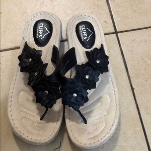 Cliffs by WHITE MOUNTAIN Black Floral Sandals